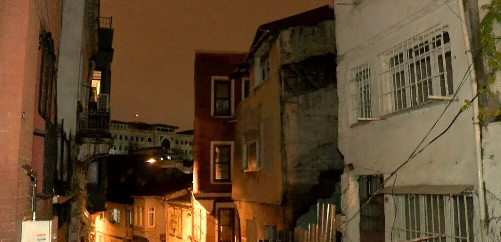 Fatih'te bina çöktü! Sahibi ünlü şarkıcının kardeşi çıktı Fatih'te bina çöktü! Sahibi ünlü şarkıcı çıktı - 2. Resim