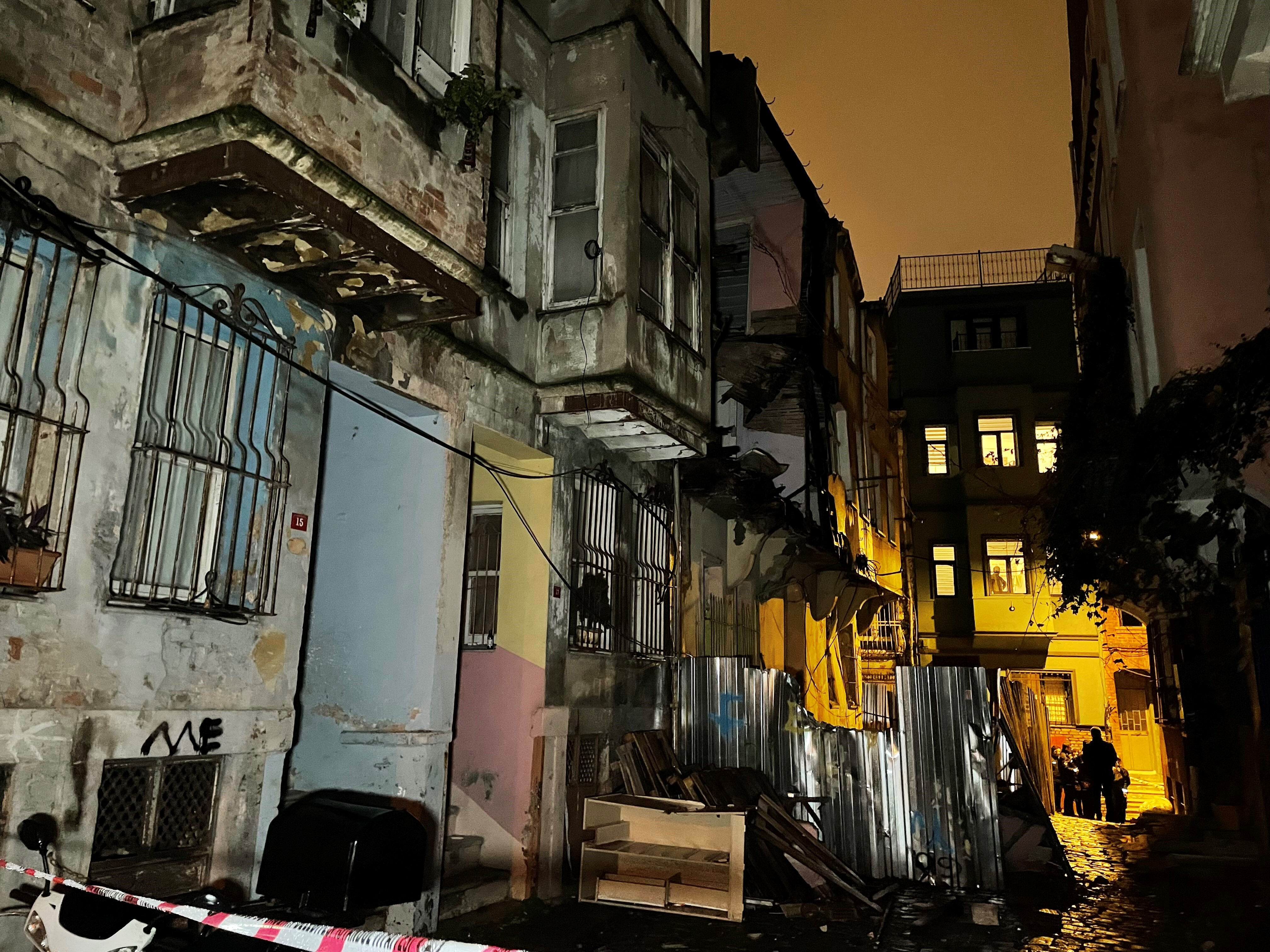 Fatih'te bina çöktü! Sahibi ünlü şarkıcının kardeşi çıktı Fatih'te bina çöktü! Sahibi ünlü şarkıcı çıktı - 1. Resim