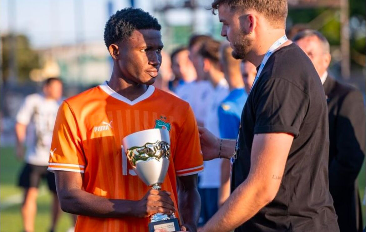 Fenerbahçe geleceğe yatırım yapıyor! 17'lik orta saha Türkiye yolunda - 1. Resim