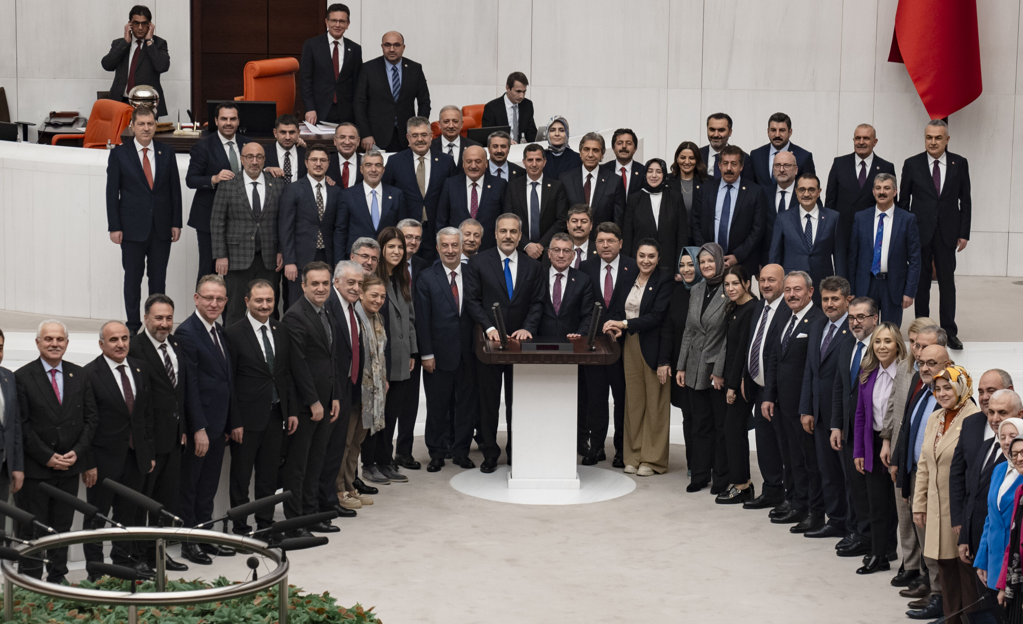 Hakan Fidan'dan kendisine laf atan DEM Parti sıralarına sert tepki - 1. Resim