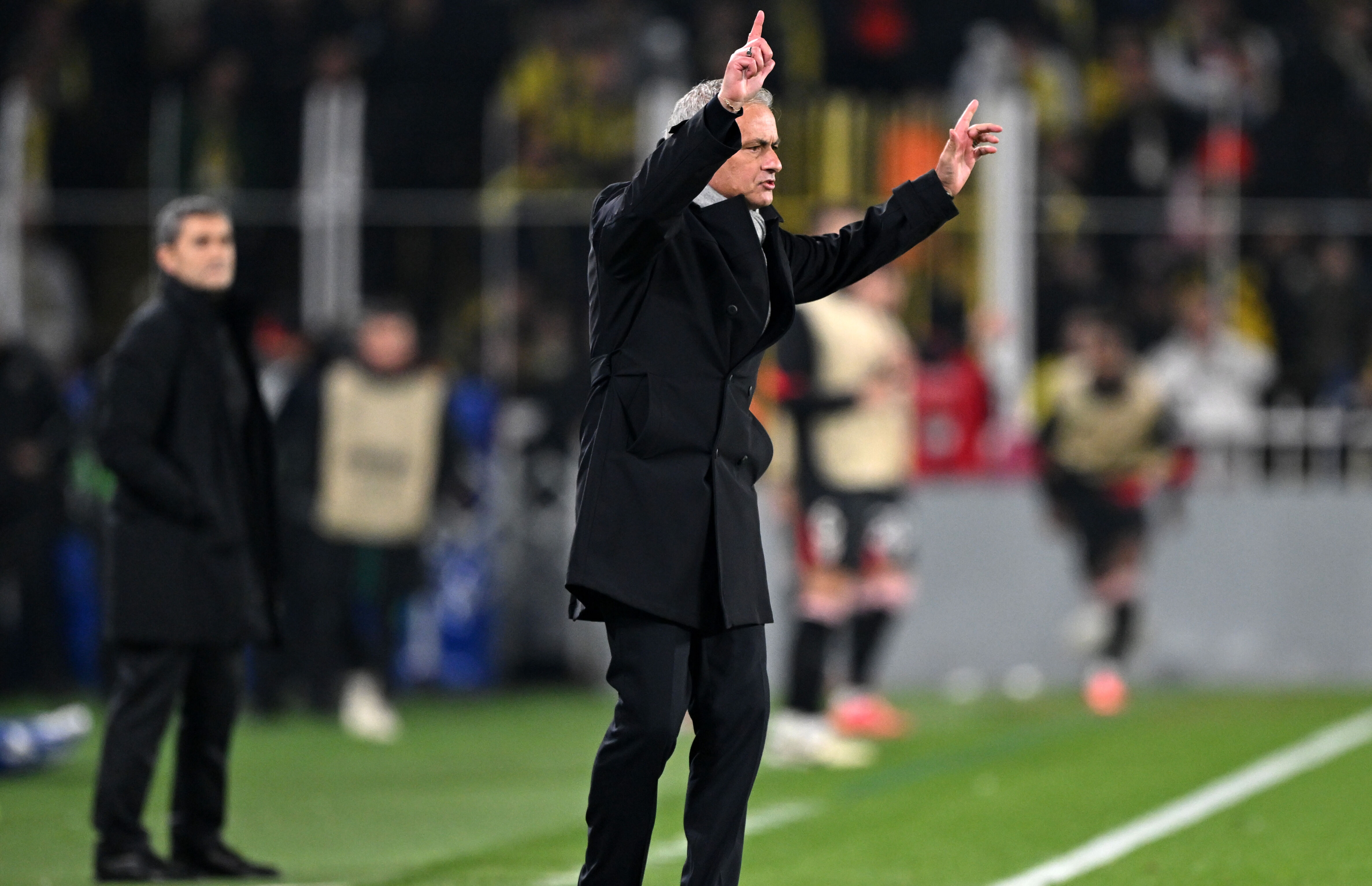 Jose Mourinho'dan Athletic Bilbao yenilgisi sonrası olay sözler! Samet Akaydin, İrfan Can ve taraftar açıklaması Jose Mourinho'dan Atletic Bilbao yenilgisi sonrası olay sözler! Samet Akaydin, İrfan Can ve taraftar açıklaması - 1. Resim