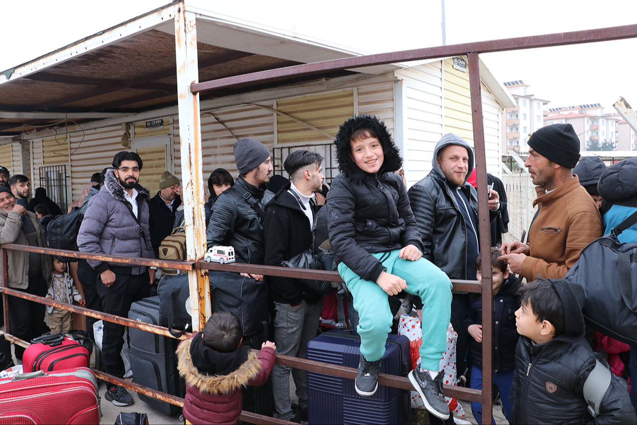 Türkiye'deki Suriyeliler ülkelerine dönüş yolunda! Kilis'teki Öncüpınar  Gümrük Kapısı'nda sıra beklediler
