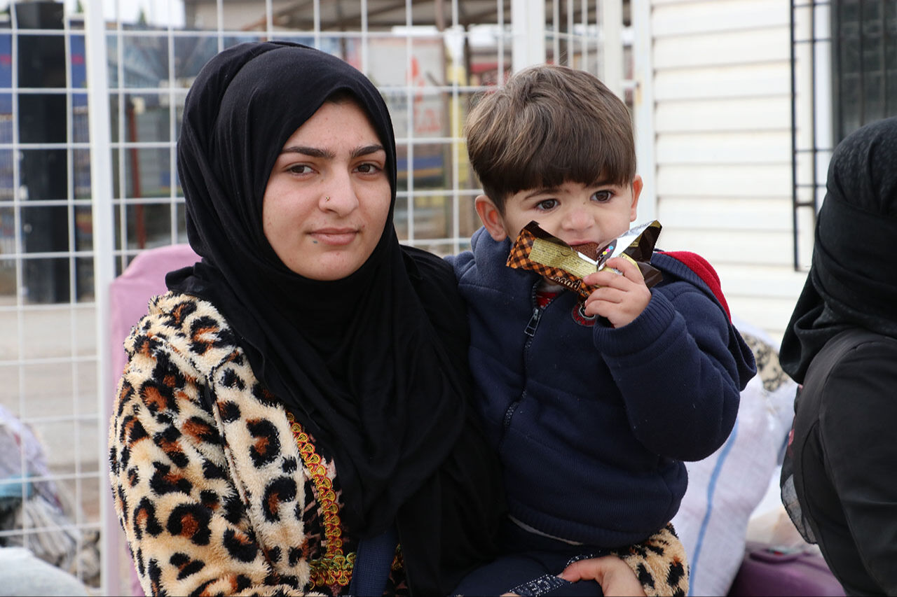 Türkiye'deki Suriyeliler ülkelerine dönüş yolunda! Kilis'teki Öncüpınar Gümrük Kapısı'nda sıra beklediler Türkiye'deki Suriyeliler ülkelerine dönüş yolunda! Kilis'teki Öncüpınar Gümrük Kapısı'nda sıra beklediler - 6. Resim