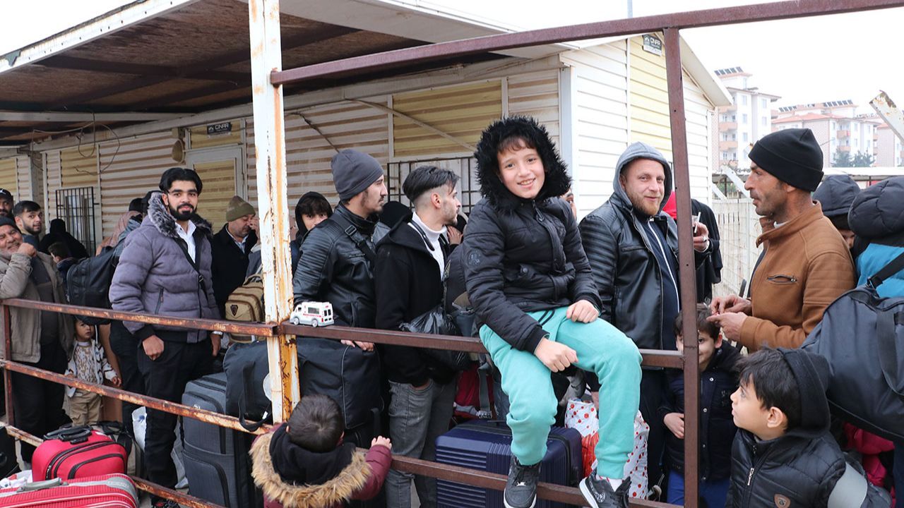 Türkiye'deki Suriyeliler vatanlarına dönüyor! Resmi rakamı açıkladı Türkiye'deki Suriyeliler ülkelerine dönüş yolunda! Kilis'teki Öncüpınar  Gümrük Kapısı'nda sıra beklediler