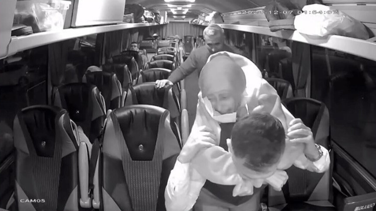 Yolcusunu sırtında taşıyan Siirtli şof&ouml;r: Kim olsa aynı şeyi yapardı - 1. Resim