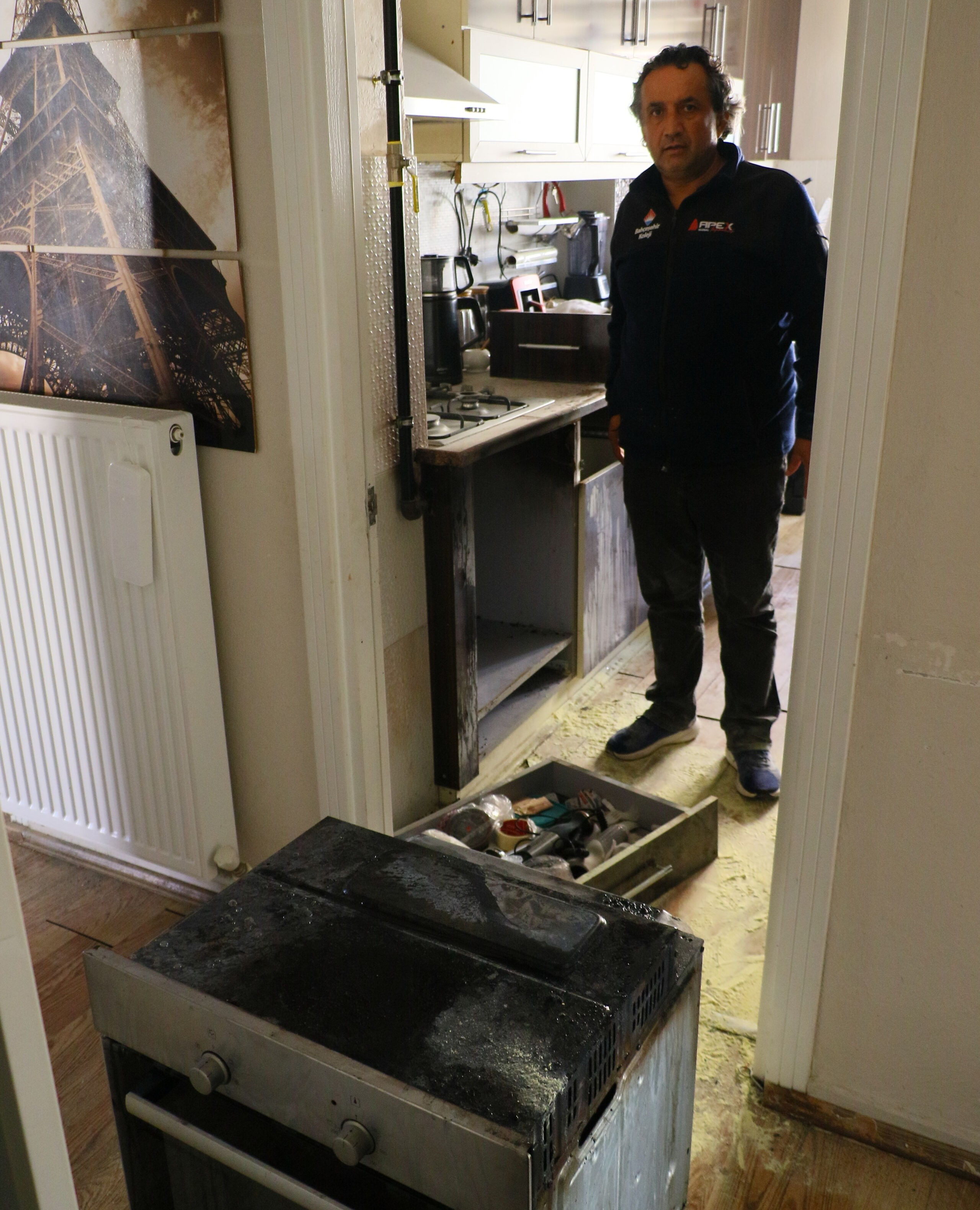 Ağaç budamak istedi, koca bir mahalleyi mağdur etti! Elektrik kesildi, cihazlar yandı, yangın çıktı... Ağaç budamak istedi, koca bir mahalleyi mağdur etti! Elektrik kesildi, cihazlar yandı, yangın çıktı... - 2. Resim