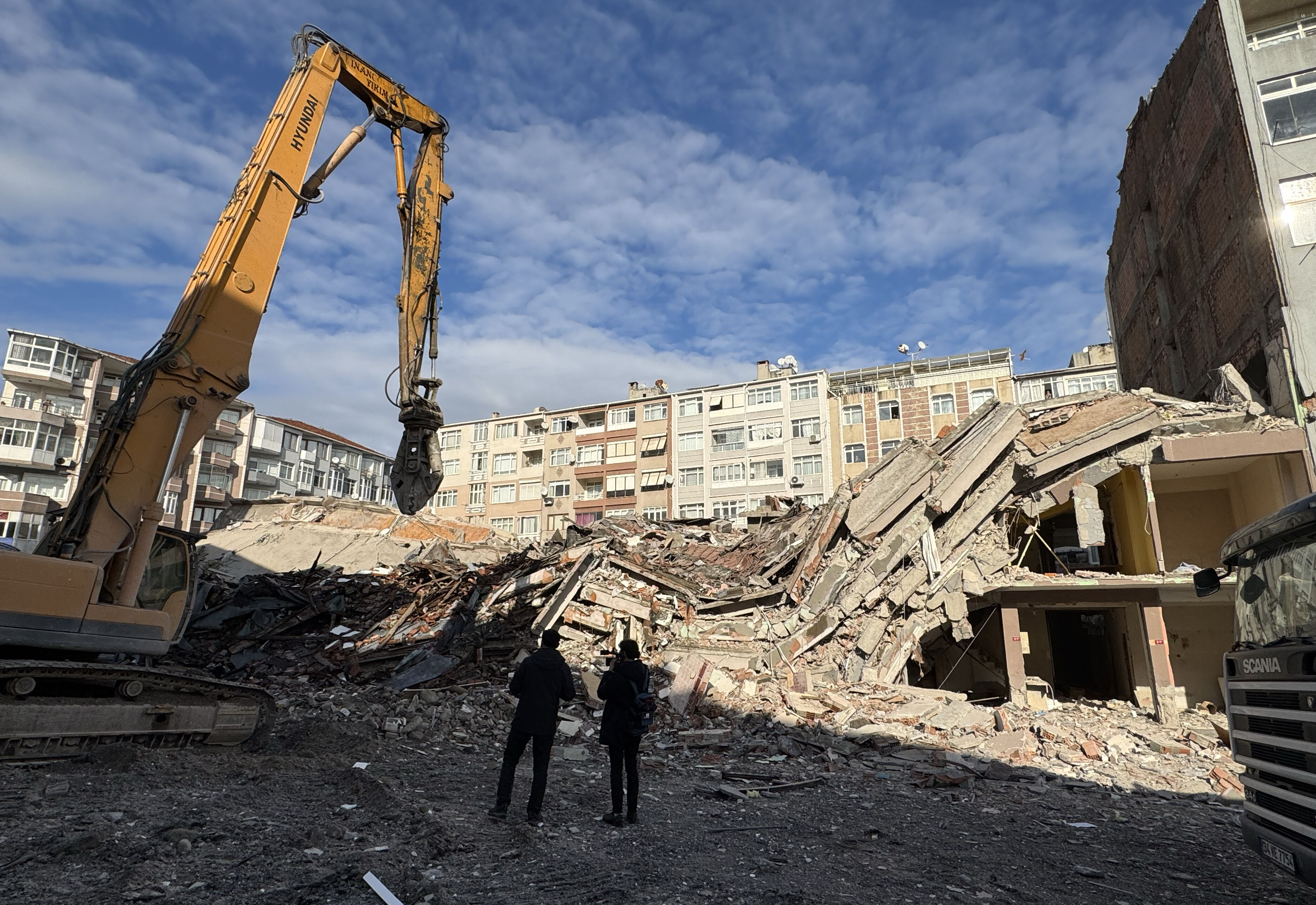 Güngören'de bina çöktü! Çok sayıda ekip olay yerine sevk edildi Güngören'de bina çöktü! Çok sayıda ekip olay yerine sevk edildi - 1. Resim
