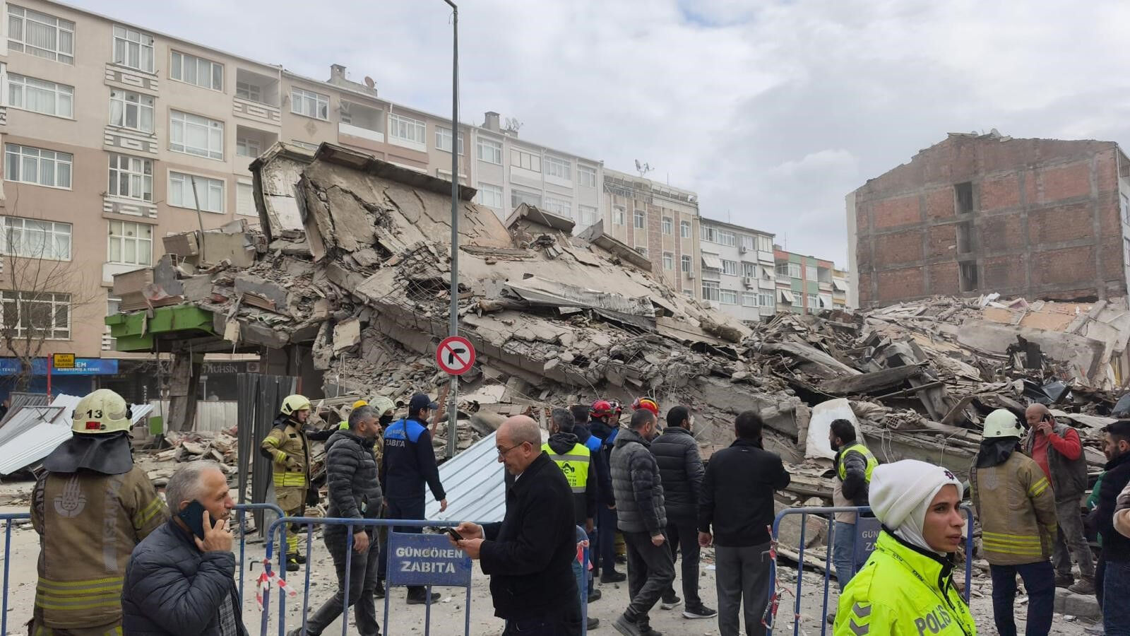 Güngören'de bina çöktü! Çok sayıda ekip olay yerine sevk edildi Güngören'de bina çöktü! Çok sayıda ekip olay yerine sevk edildi - 2. Resim