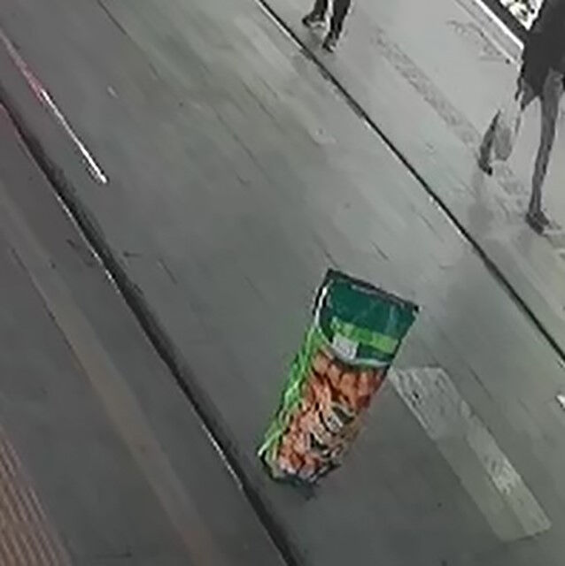 Her şey oyunla başladı! Çöpten aldığı çuval küçük çocuğu canından ediyordu - 1. Resim