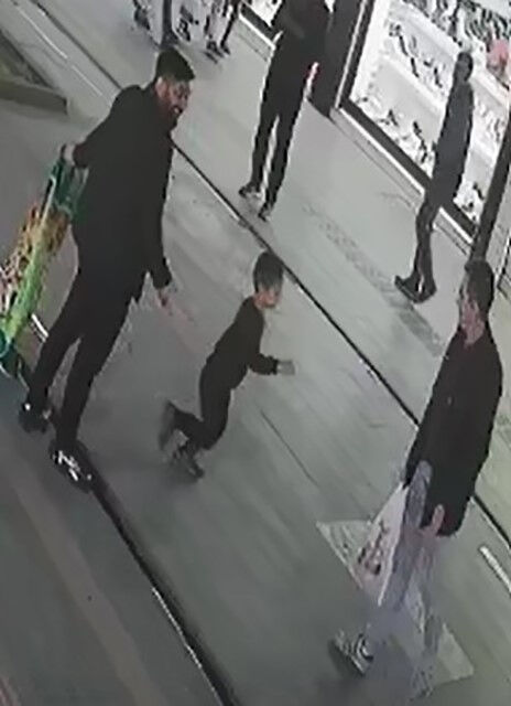 Her şey oyunla başladı! Çöpten aldığı çuval küçük çocuğu canından ediyordu - 4. Resim