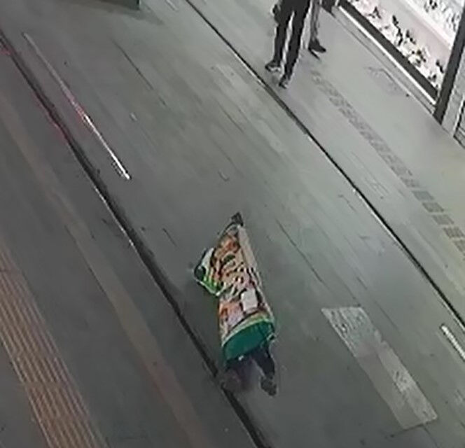 Her şey oyunla başladı! Çöpten aldığı çuval küçük çocuğu canından ediyordu - 2. Resim