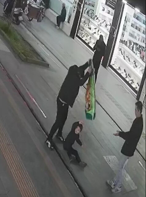 Her şey oyunla başladı! Çöpten aldığı çuval küçük çocuğu canından ediyordu - 3. Resim