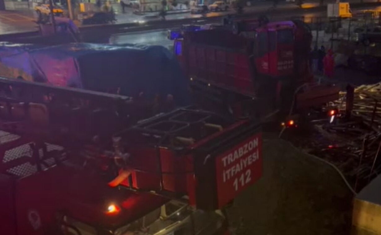 İnşaat iskelesinin altında kalan işçinin cansız bedenine ulaşıldı İnşaat iskelesinin altında kalan işçinin cansız bedenine ulaşıldı - 1. Resim