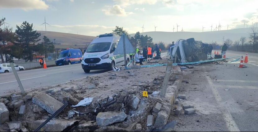 Konya-Ankara karayolunda can pazarı! 3 kişi hayatını kaybetti Konya-Ankara karayolunda can pazarı! 3 kişi hayatını kaybetti - 3. Resim