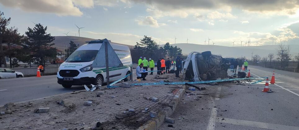 Konya-Ankara karayolunda can pazarı! 3 kişi hayatını kaybetti Konya-Ankara karayolunda can pazarı! 3 kişi hayatını kaybetti - 1. Resim
