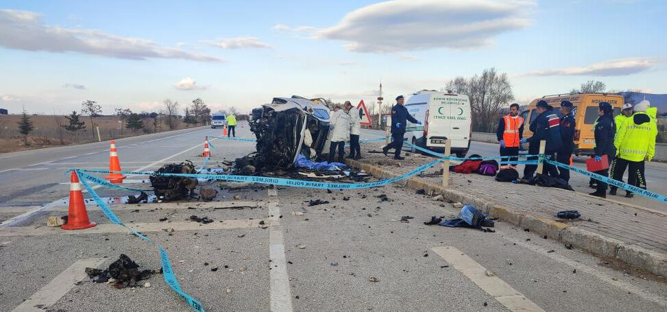 Konya-Ankara karayolunda can pazarı! 3 kişi hayatını kaybetti Konya-Ankara karayolunda can pazarı! 3 kişi hayatını kaybetti - 2. Resim