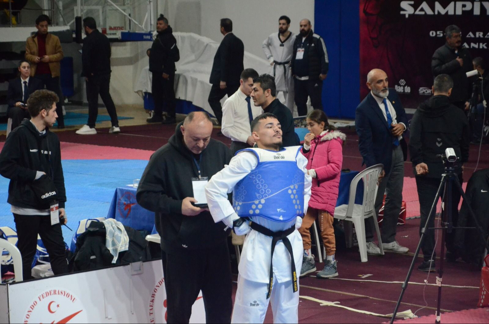 Müsabakayı bıraktı, piste paspas attı! Milli sporcu sosyal medyayı salladı - 1. Resim