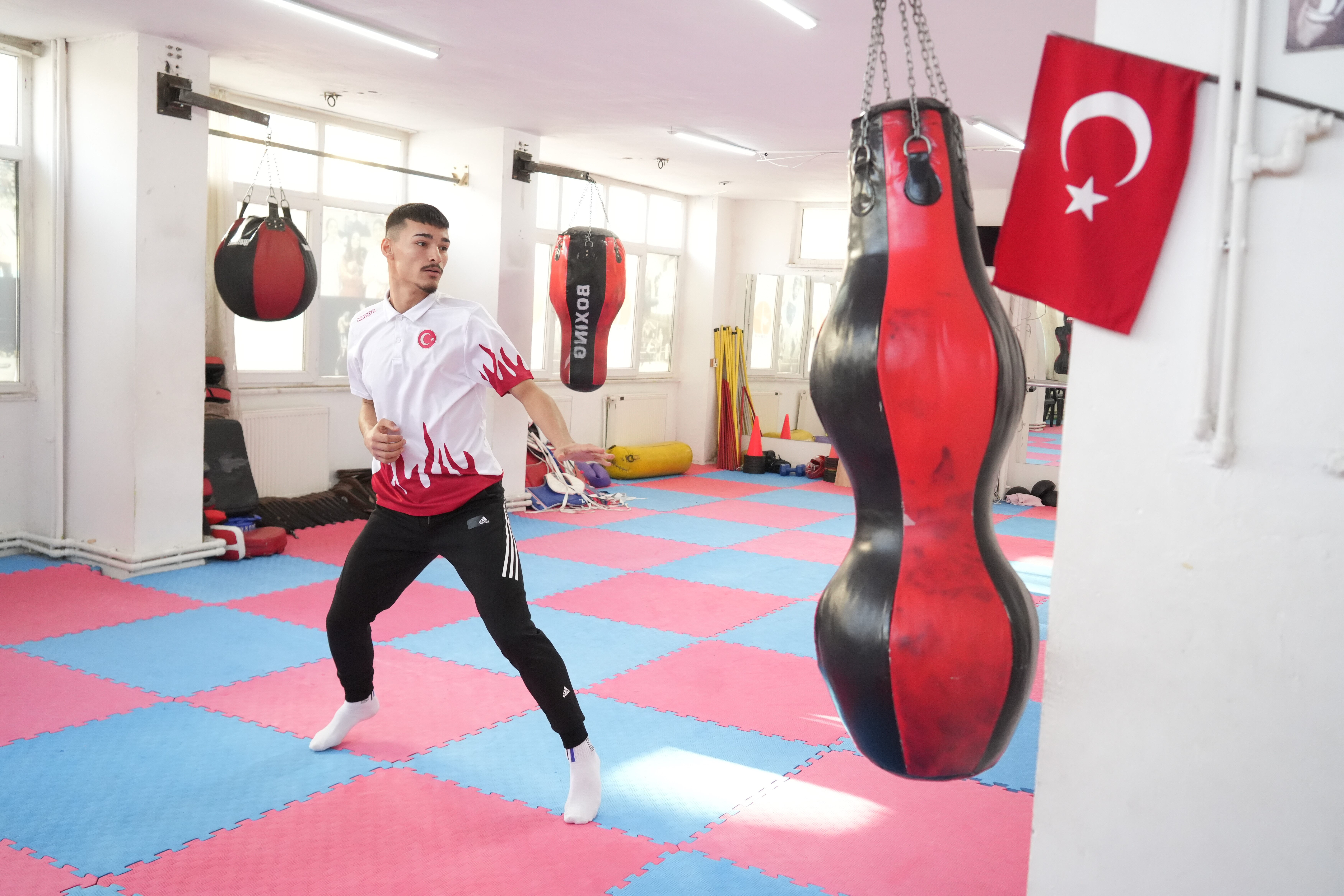 Müsabakayı bıraktı, piste paspas attı! Milli sporcu sosyal medyayı salladı - 2. Resim