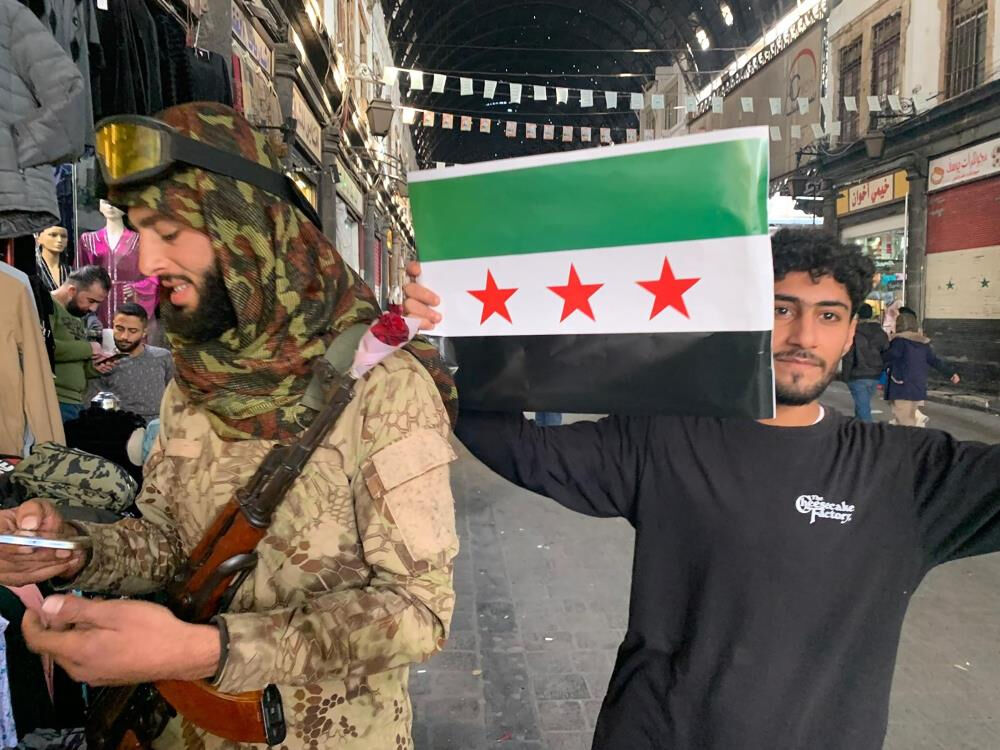 Suriye'de muhalif askerlerden vatandaşa anlamlı mesajı: Mermi yerine gül - 2. Resim