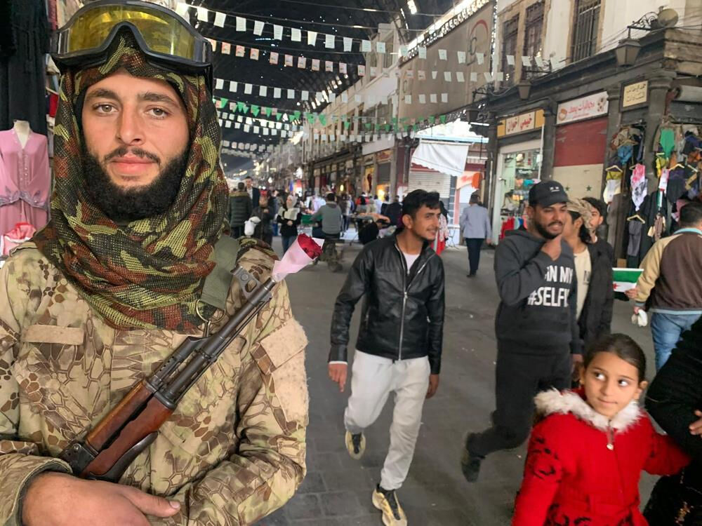 Suriye'de muhalif askerlerden vatandaşa anlamlı mesajı: Mermi yerine gül - 3. Resim