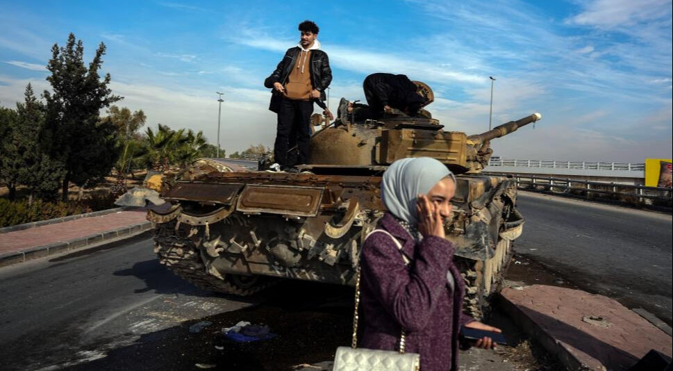 Suriyeliler, Esad rejiminden kalan tankların üzerinde zafer kutlaması yaptı - 2. Resim