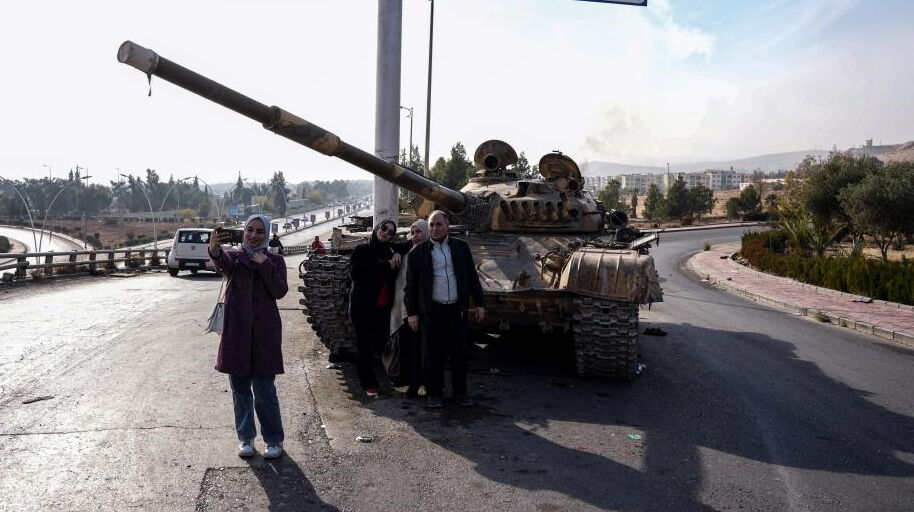 Suriyeliler, Esad rejiminden kalan tankların üzerinde zafer kutlaması yaptı - 3. Resim