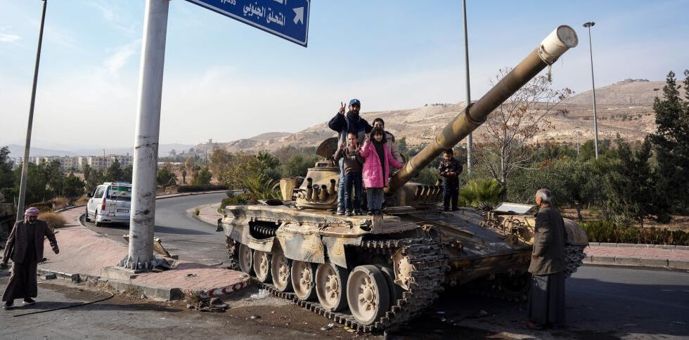 Suriyeliler, Esad rejiminden kalan tankların üzerinde zafer kutlaması yaptı - 4. Resim