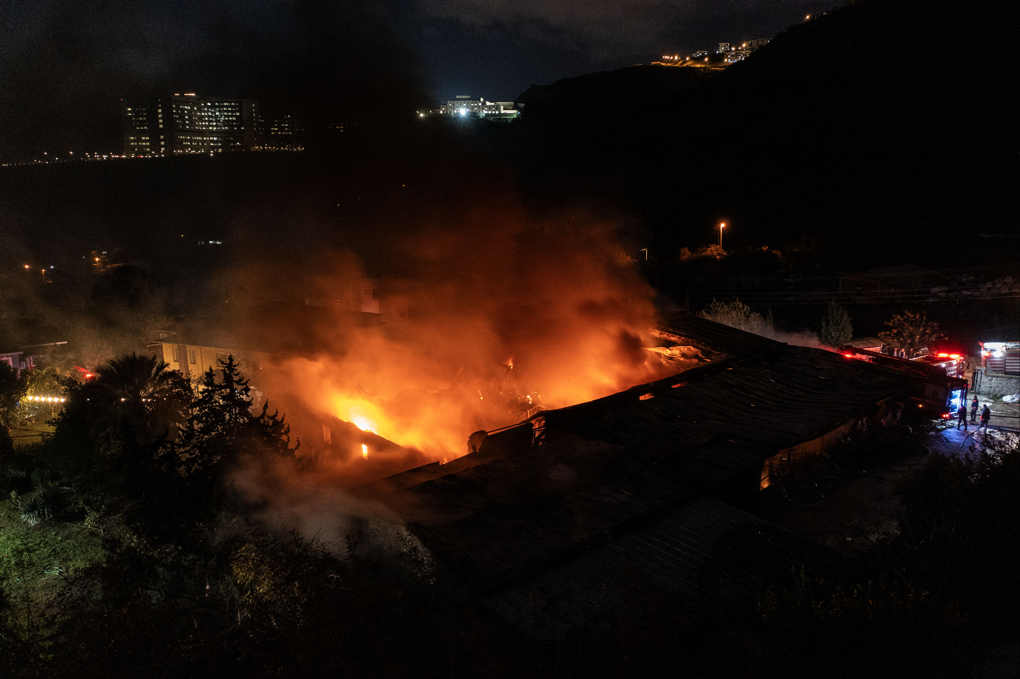 Tekstil fabrikasında feci yangın! Ekipler alevlere müdahale ediyor - 1. Resim