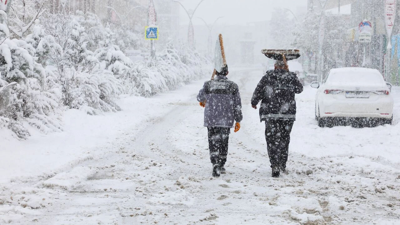 Van Valiliği duyurdu! Van'da yarın okullar tatil mi, kar yağacak mı, kar tatili olacak mı? Van Valiliği duyurdu! Van'da yarın okullar tatil mi, kar yağacak mı, kar tatili olacak mı? - 1. Resim