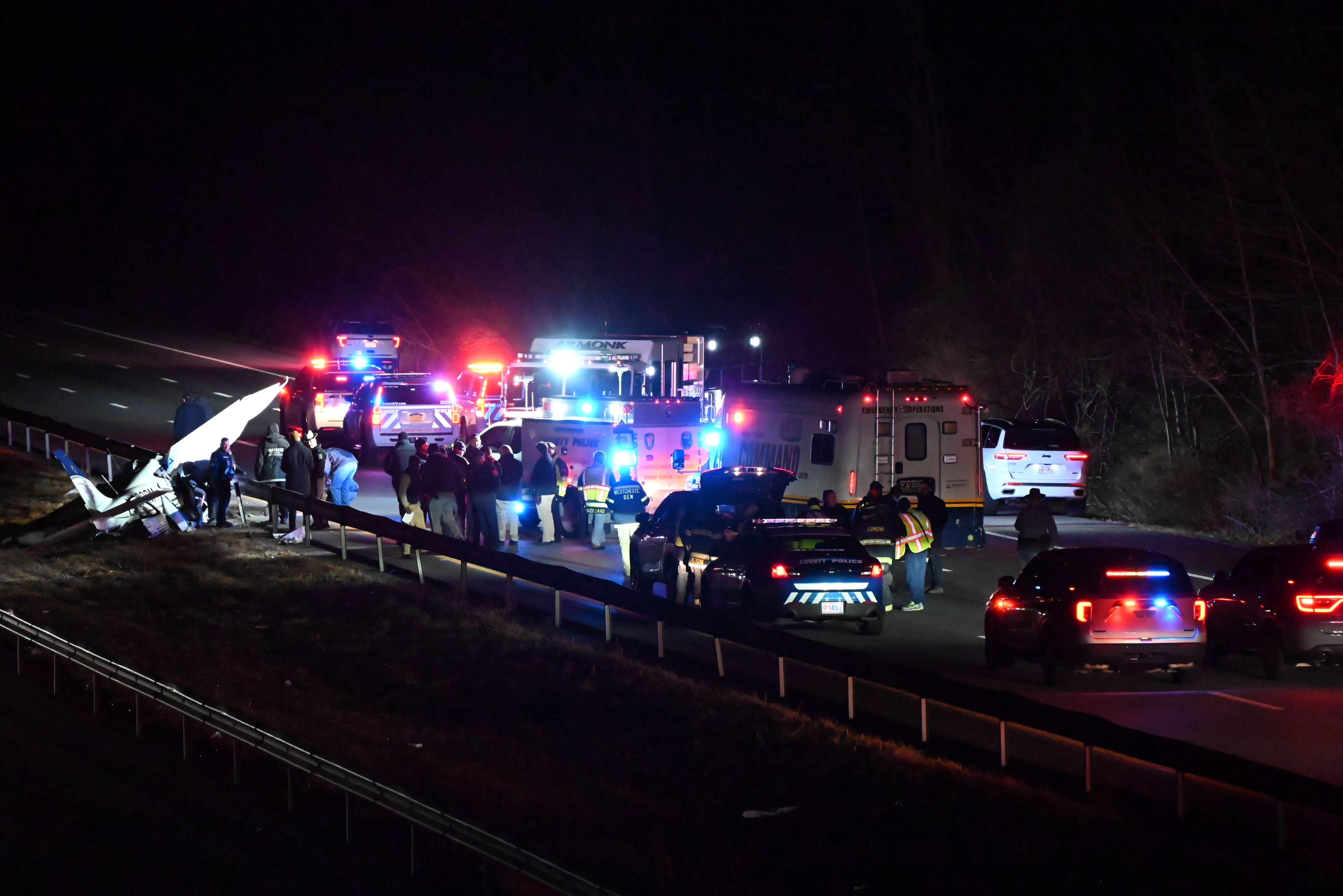 ABD'de uçak otoyola düştü! Ortalık savaş alanına döndü - 1. Resim