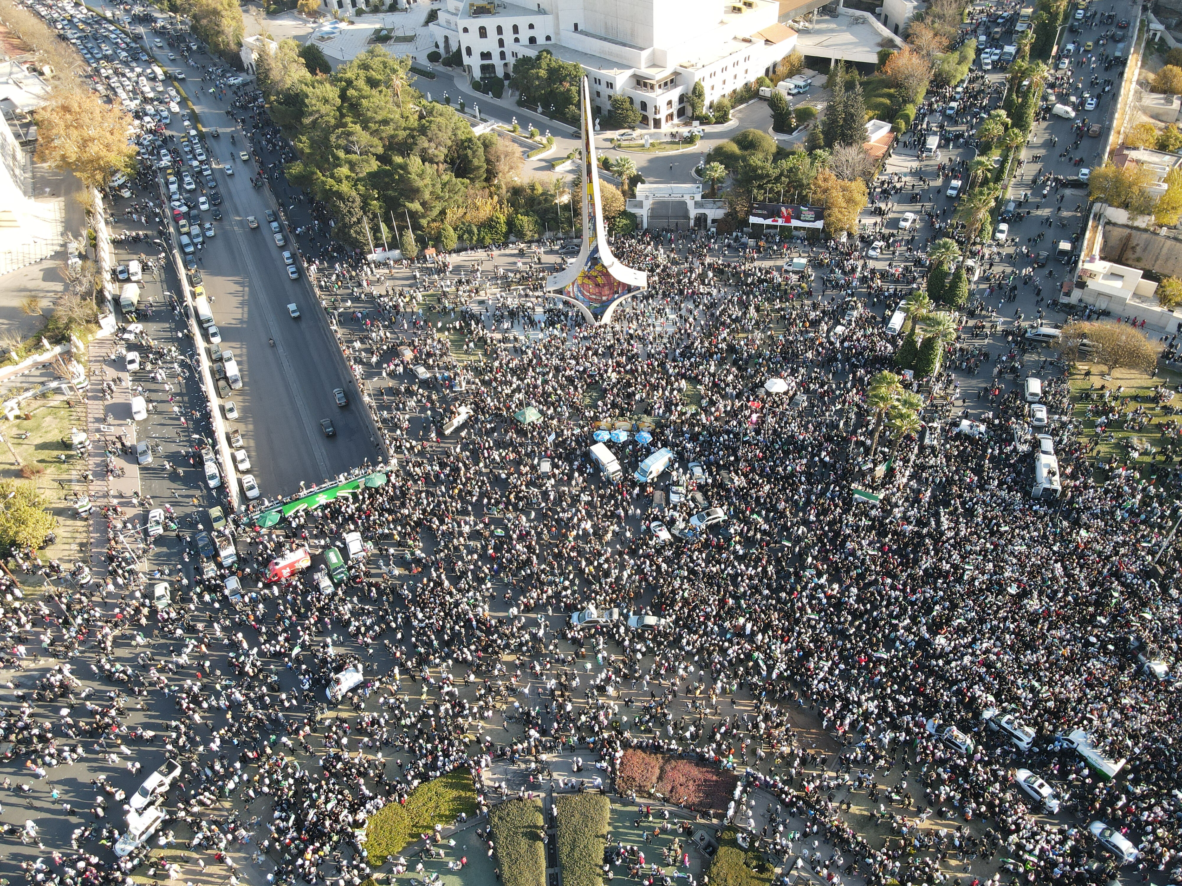 Beşar devrildi, ilk cuma coşkuyla karşılandı! Suriyeliler, Emevi Meydanı'na akın etti - 1. Resim