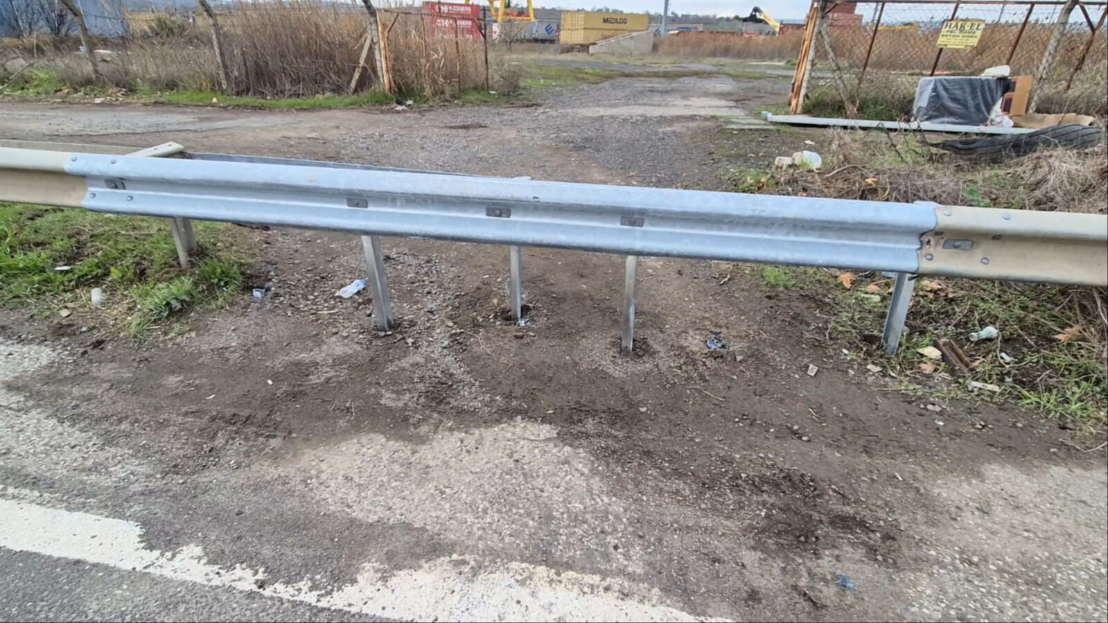 Bu da oldu! Yolu kısaltmak için bariyerleri kestiler - 1. Resim