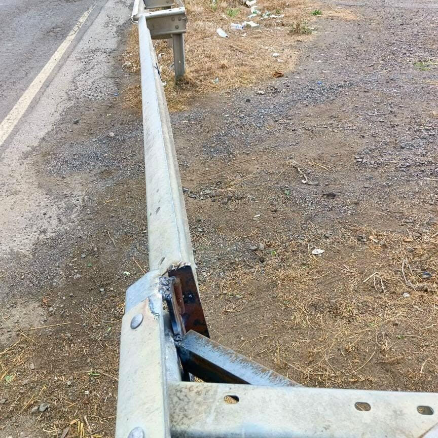 Bu da oldu! Yolu kısaltmak için bariyerleri kestiler - 2. Resim