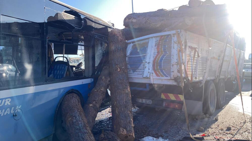 Burdur'da can pazarı! Otobüs zincirleme kazaya karıştı, yaralılar var - 2. Resim