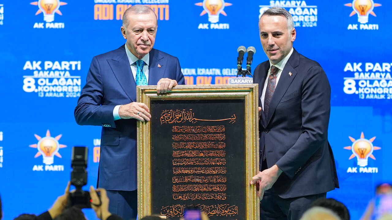 Cumhurbaşkanı Erdoğan geri dönüş yolunda olan Suriyelilere seslendi: Kalmak isteyenlerin başımızın üstünde yeri var Cumhurbaşkanı Erdoğan'dan 'Suriye' mesajı: Şimdi gördünüz mü neden orada olduğumuzu - 3. Resim