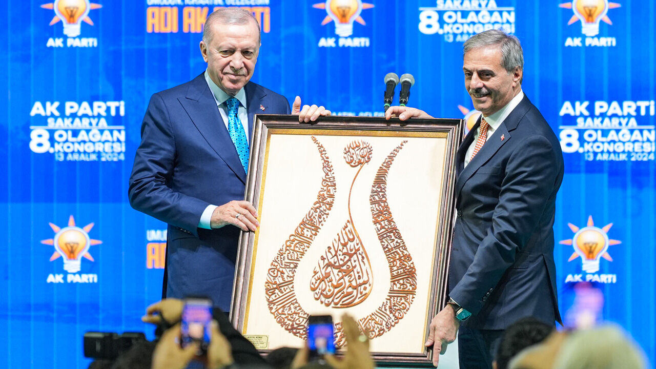 Cumhurbaşkanı Erdoğan geri dönüş yolunda olan Suriyelilere seslendi: Kalmak isteyenlerin başımızın üstünde yeri var Cumhurbaşkanı Erdoğan'dan 'Suriye' mesajı: Şimdi gördünüz mü neden orada olduğumuzu - 2. Resim