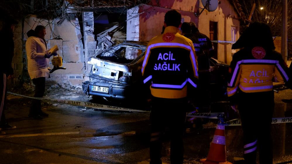 Edirne'de duvara çarpan araba alev aldı! 4 kişi yanarak can verdi - 4. Resim