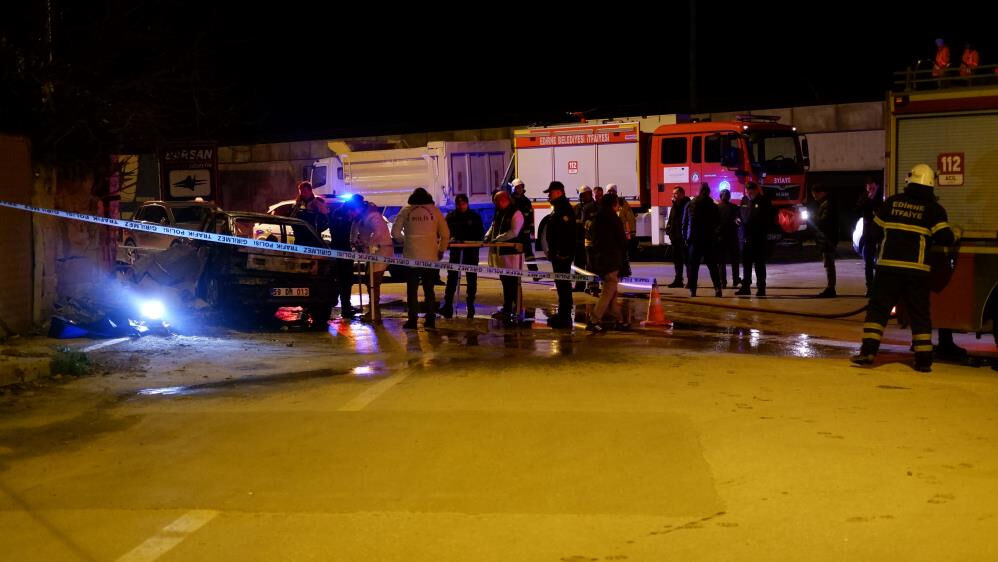 Edirne'de duvara çarpan araba alev aldı! 4 kişi yanarak can verdi - 2. Resim
