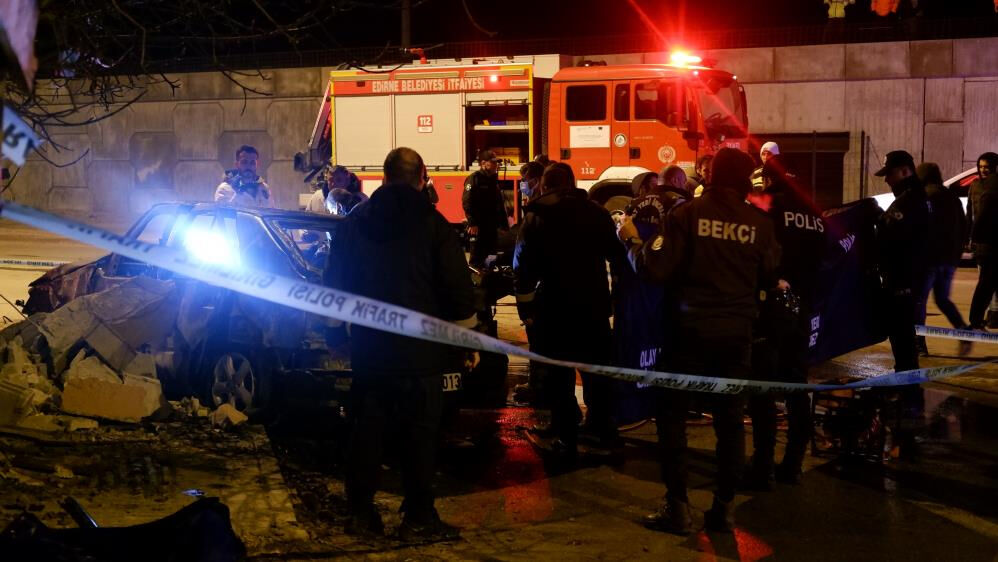 Edirne'de duvara çarpan araba alev aldı! 4 kişi yanarak can verdi - 3. Resim