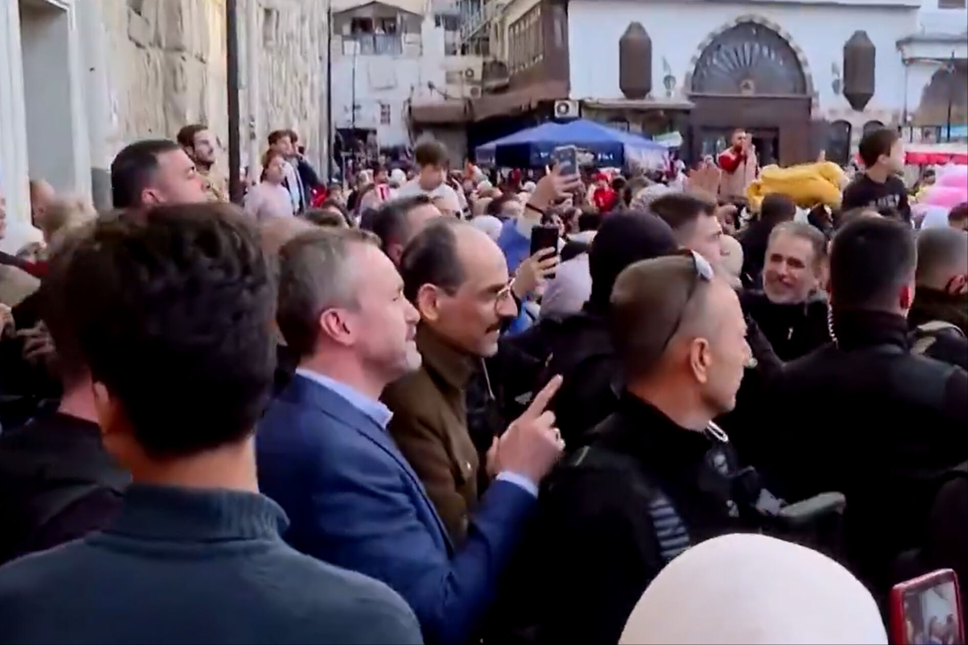 Emevi Camii'nde tarihi anlar! MİT Başkanı İbrahim Kalın'ın bindiği aracı süren kişinin kimliği şaşırttı Emevi Camii'nde tarihi anlar! MİT Başkanı İbrahim Kalın'ın bindiği aracı süren kişinin kimliği şaşırttı - 1. Resim
