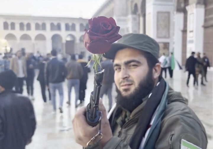 Esad sonrası ilk cuma namazı için Suriyeliler Emevi Camii'ne akın etti - 4. Resim