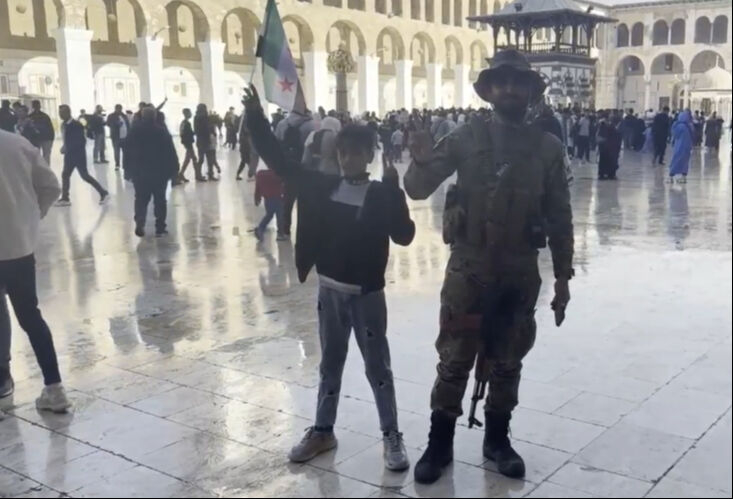 Esad sonrası ilk cuma namazı için Suriyeliler Emevi Camii'ne akın etti - 2. Resim