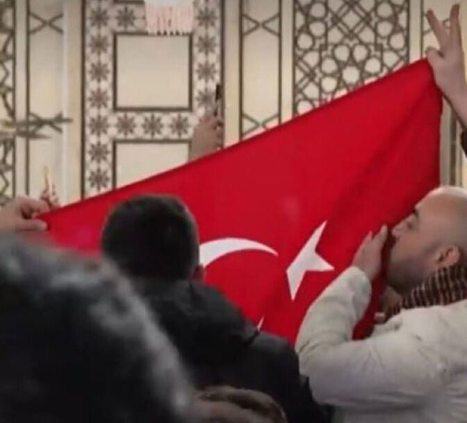 Esad sonrası ilk cuma namazı için Suriyeliler Emevi Camii'ne akın etti - 5. Resim