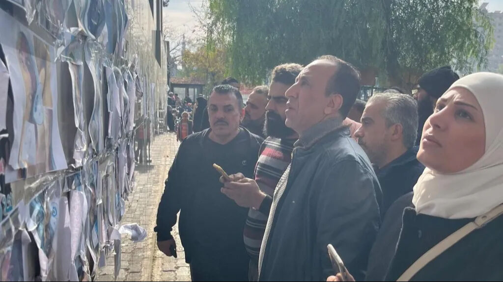 Esad zulmüyle geçen 60 yılın ardından Suriyeliler ölü sevdiklerini arıyor... - 1. Resim