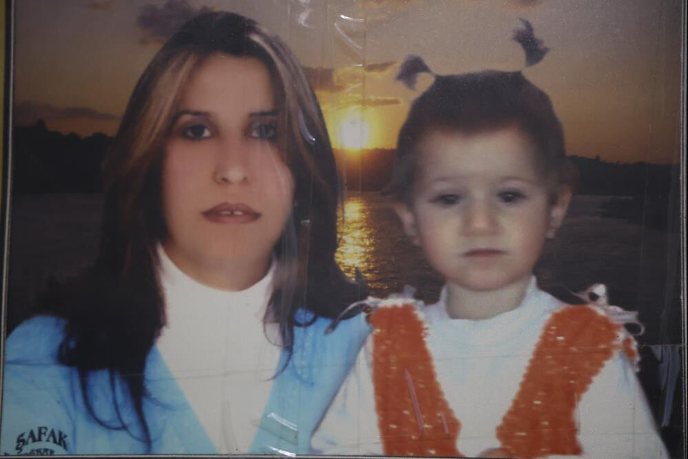 Reyhanlı'daki saldırılarda 1,5 yaşındaki kızı yanarak ölmüştü! Acılı anne konuştu: Aynı acıyı Esad da yaşasın Reyhanlı'daki saldırılarda 1,5 yaşındaki kızı yanarak ölmüştü! Acı anne konuştu: Aynı acıyı Esad'da yaşasın - 2. Resim