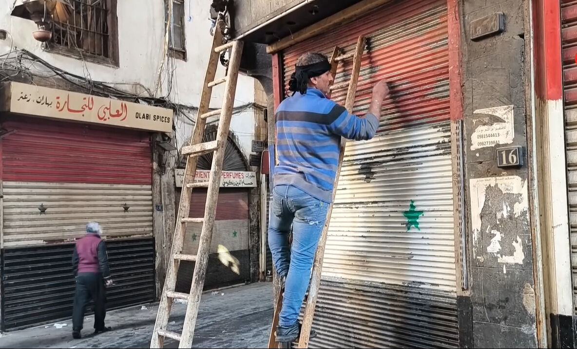 Suriyeliler eski bayraklarını kazıyor! Esad rejiminin izleri siliniyor - 2. Resim