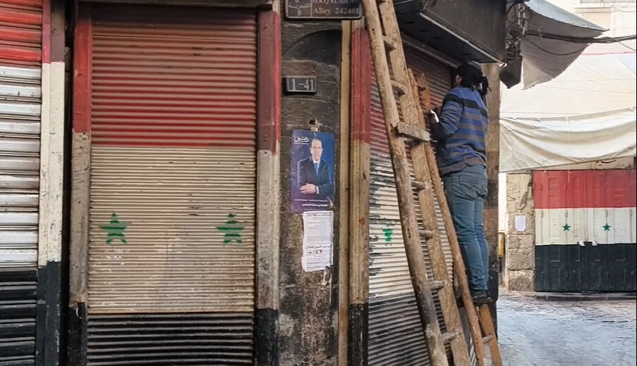 Suriyeliler eski bayraklarını kazıyor! Esad rejiminin izleri siliniyor - 1. Resim