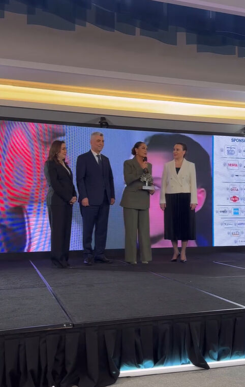 Ticaret Bakanı Ömer Bolat'tan Hülya Avşar'a ödül - 1. Resim