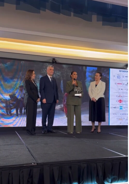 Ticaret Bakanı Ömer Bolat'tan Hülya Avşar'a ödül - 2. Resim