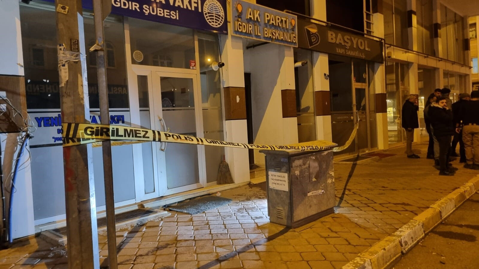 AK Parti il binasına molotoflu saldırı! Kar maskeli saldırganlar içeri girmek istedi - 1. Resim